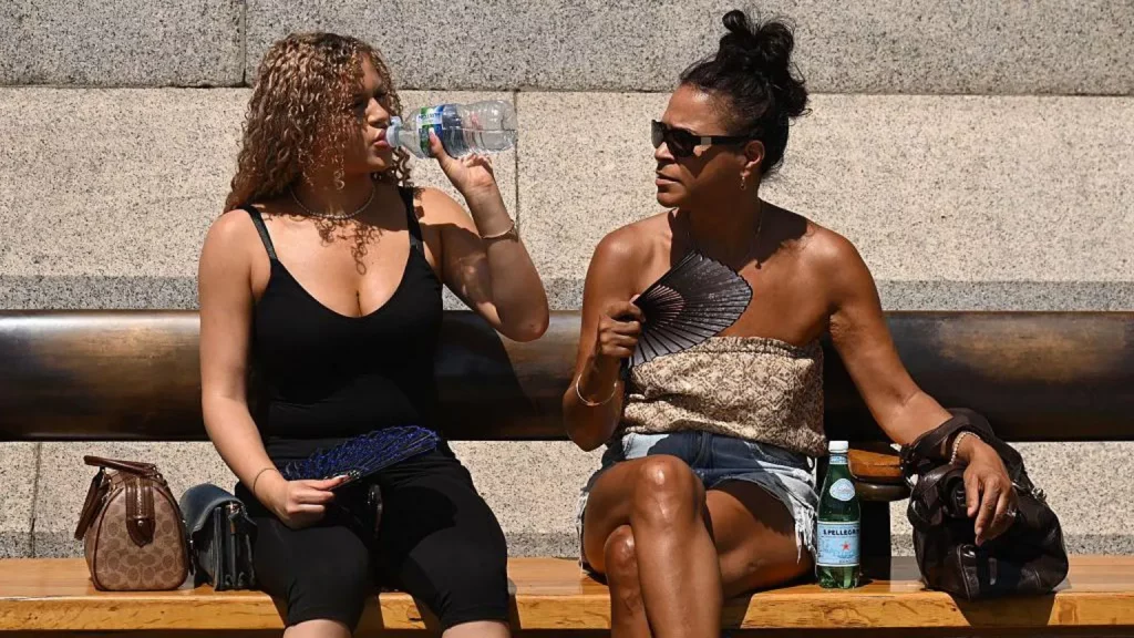 UK sees hottest day of year as bank holiday travellers face queues